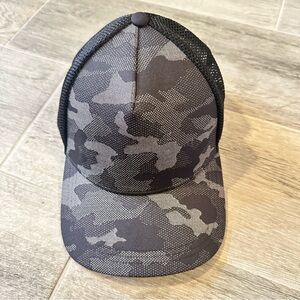 Lululemon Commission Hat
Trucker Snap Back Men's Black
Grey Camouflage Mesh
